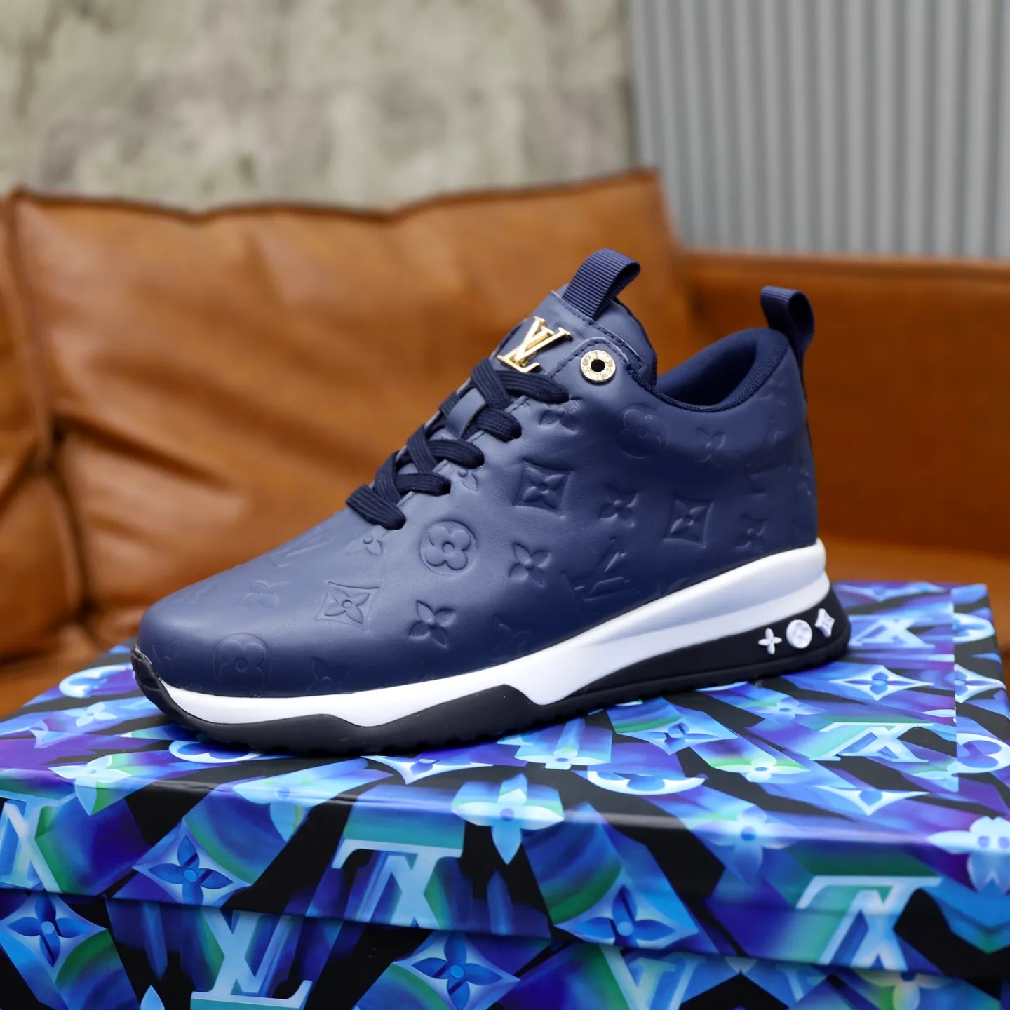 Factory price: 520💰【LV】Louis Vuitton is a high-end brand of men's shoes, new models on the market, top luxury brand, the latest fashionable casual men's shoes, trendy and versatile style, relaxed and sporty style, calfskin upper and ultra-fine workmanship. The original personalized fashionable rubber wear-resistant outsole is light and comfortable on the foot. Code number: 39-44 (45, 46 customized)